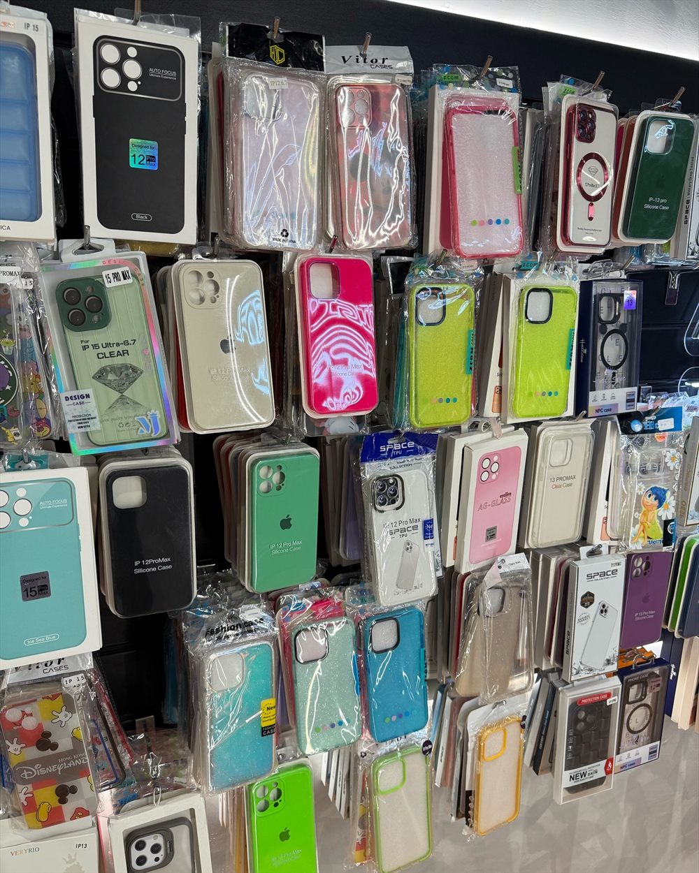 Expositor com capas coloridas para iPhone