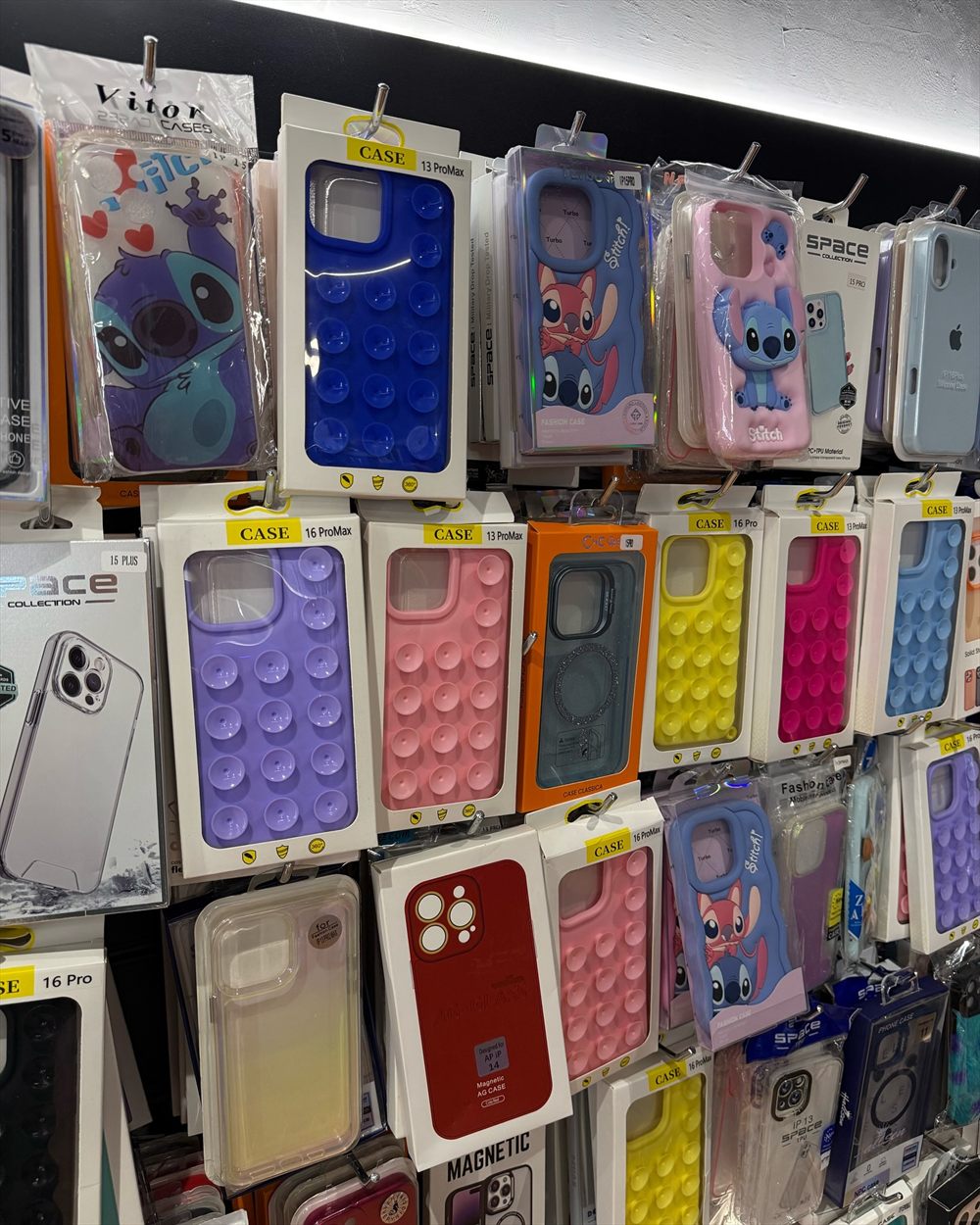 Expositor com capas de silicone e personagens