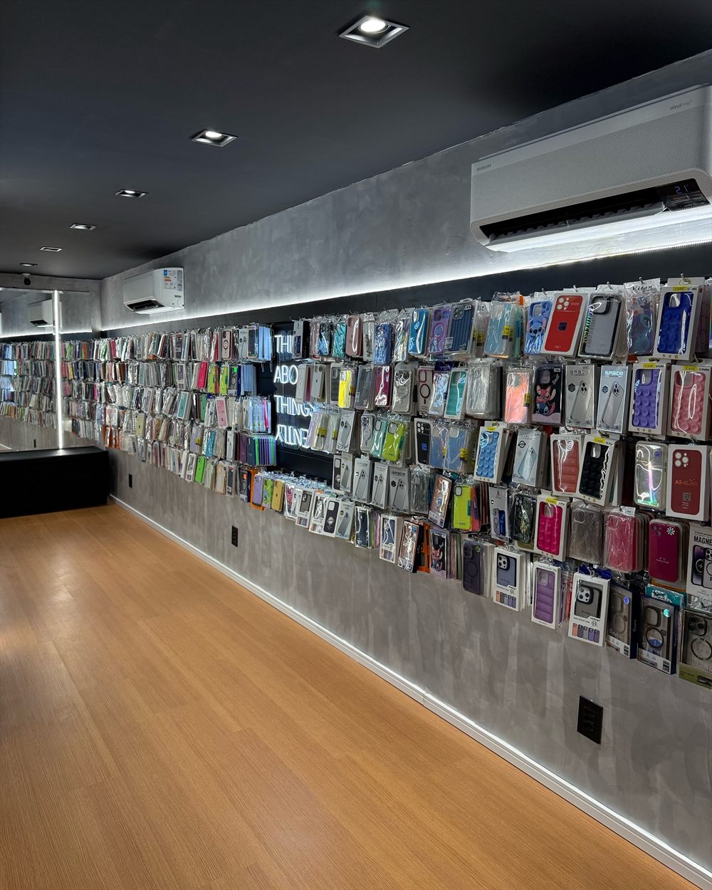 Parede de capas iluminada no interior da loja